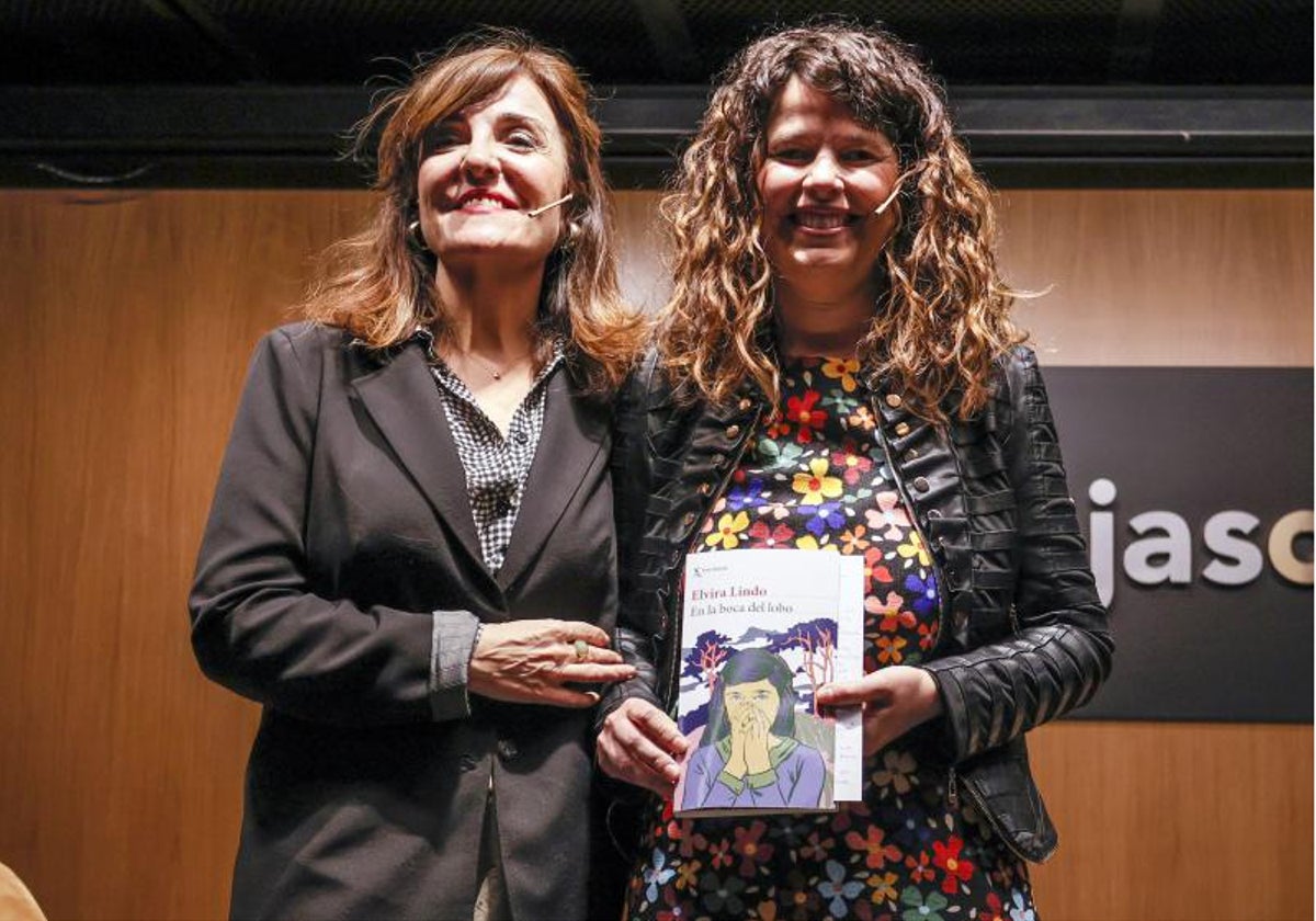 La escritora Elvira Lindo, en la presentación de un libro suyo junto a Lola Pons