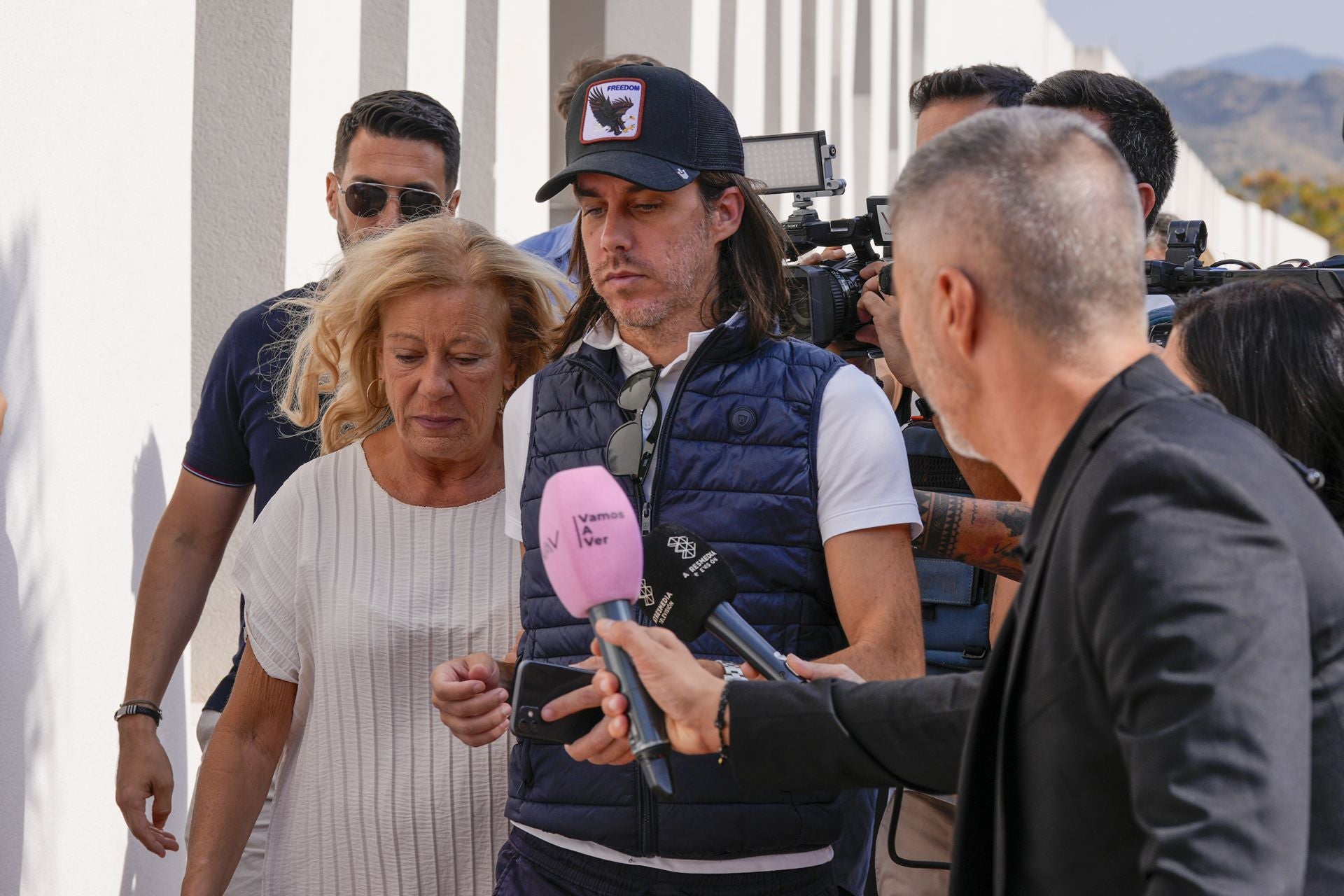 Marisol Yagüe, sucesora de Julián Muñoz en la alcaldía, llega emocionada al tanatorio de Marbella