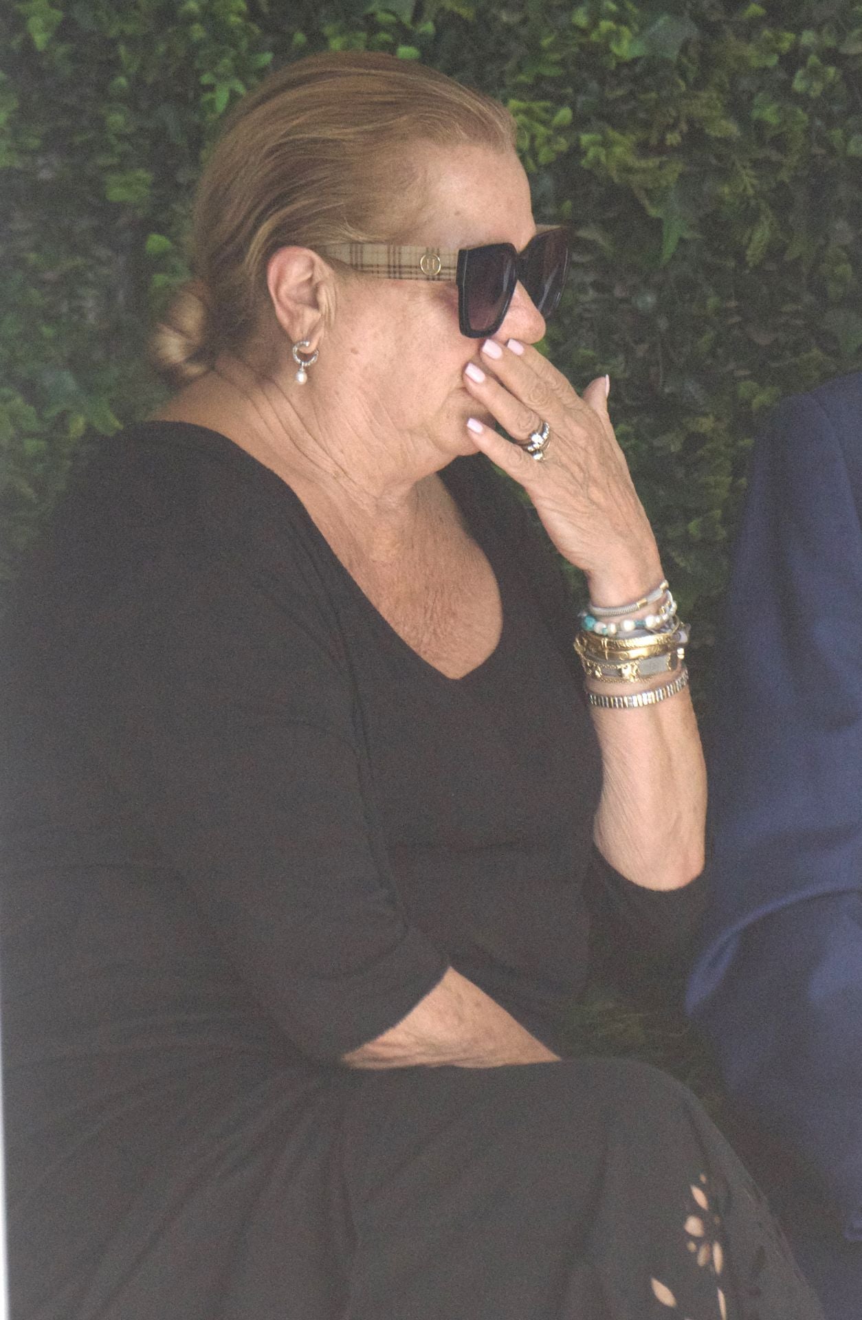 Mayte Zaldívar, viuda de Julián Muñoz, muy emocionada en el tanatorio de Marbella donde velan su cadáver