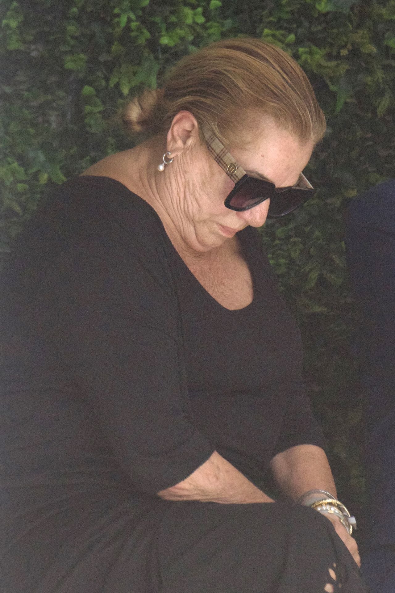 Mayte Zaldívar, viuda de Julián Muñoz, muy emocionada en el tanatorio de Marbella donde velan su cadáver