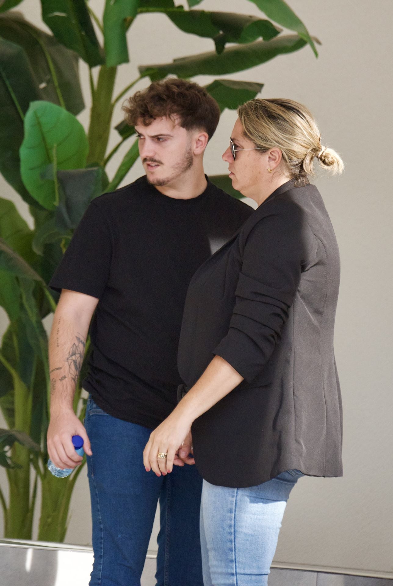 Eloísa, una de las hijas de Julián Muñoz y Mayte Zaldívar, con Fran Redondo en el tanatorio