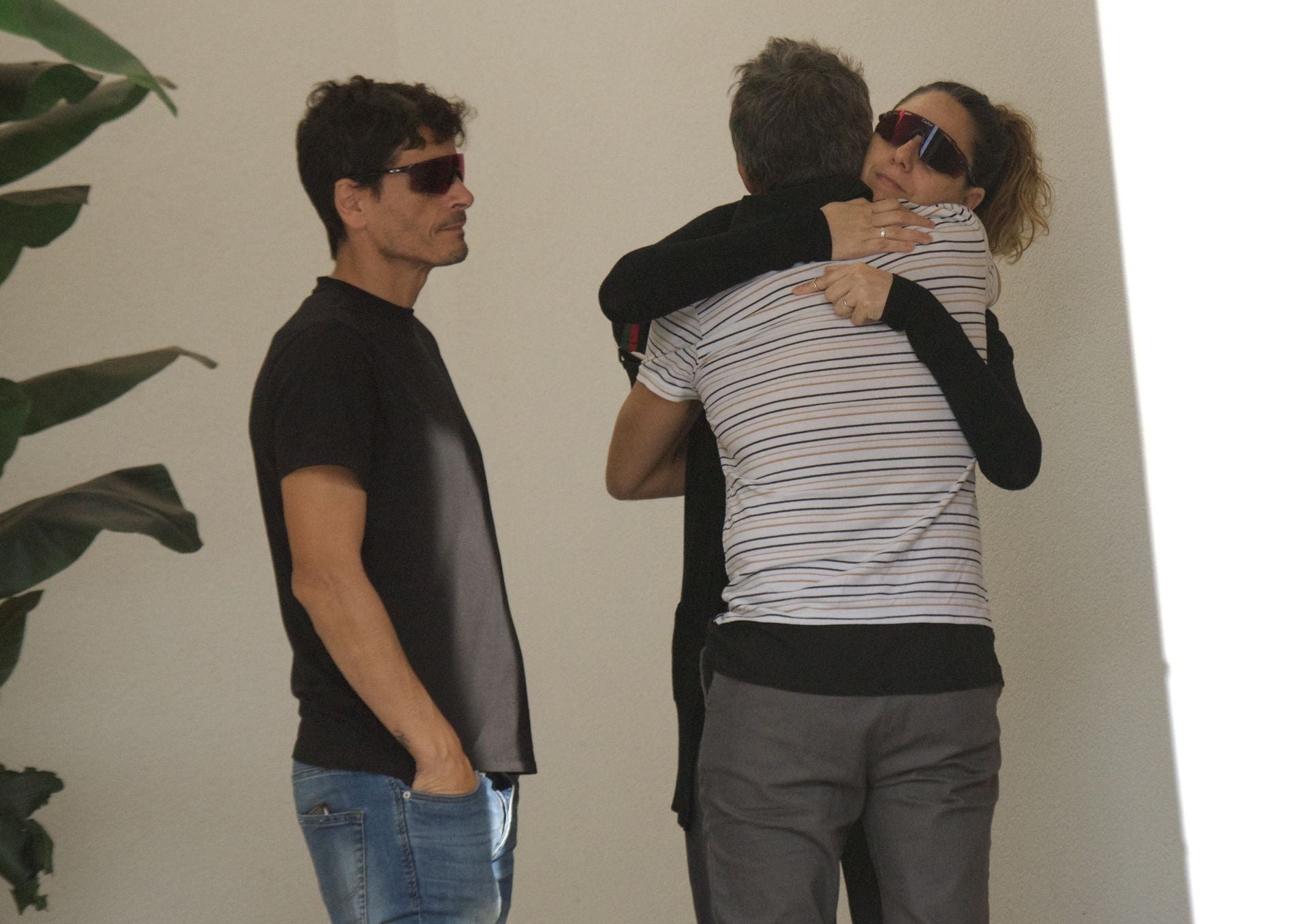 Elia, hija de Julián Muñoz y Mayte Zaldívar, abraza emocionada a Fernando Marcos, pareja de su madre 