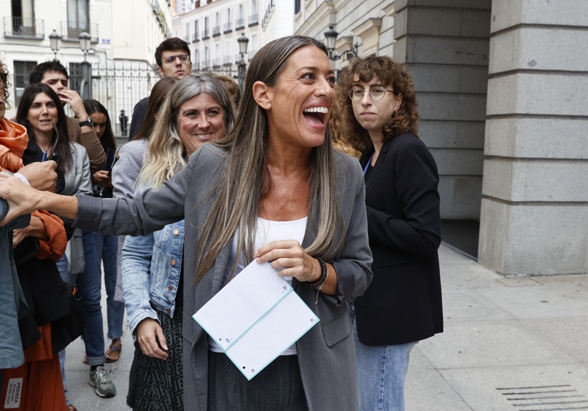 La portavoz de Junts en el Congreso, Míriam Nogueras, ríe tras atender a los medios en el patio de la Cámara Baja