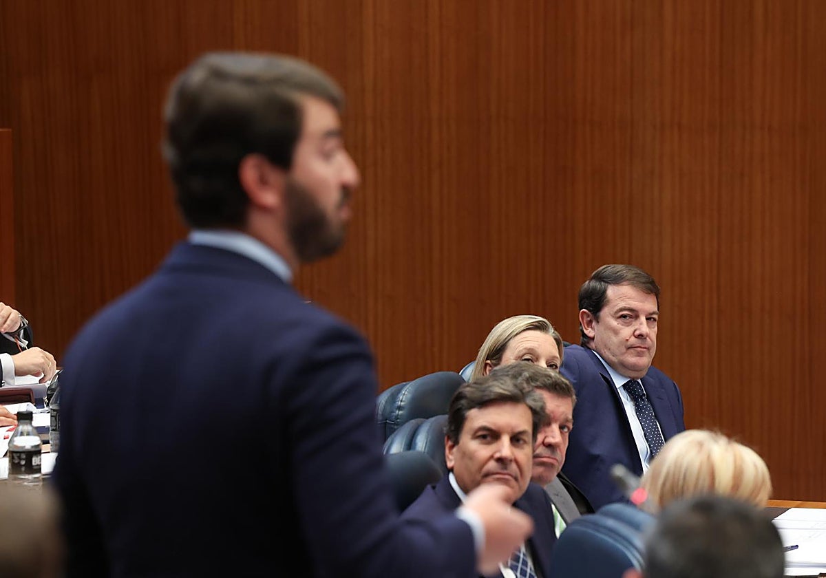 El presidente de la Junta, Alfonso Fernández Mañueco, durante la intervención del portavoz de Vox en las Cortes, Juan García-Gallardo
