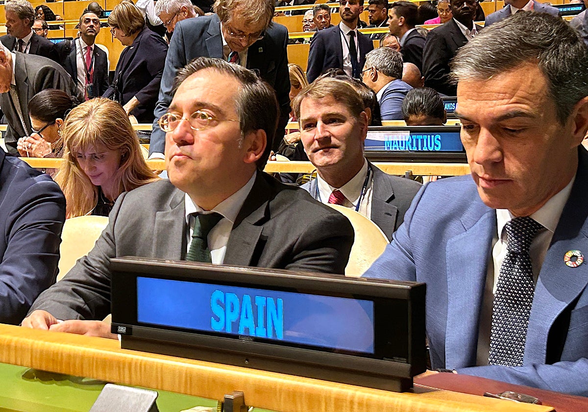 Sánchez y el ministro de Exteriores, Albares, este martes en la sede de la ONU en Nueva York