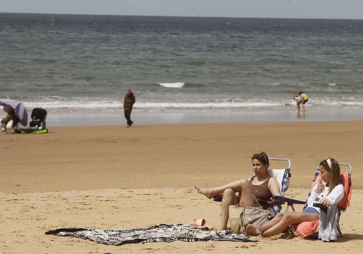 Bañistas en la playa onubense de Matalascañas