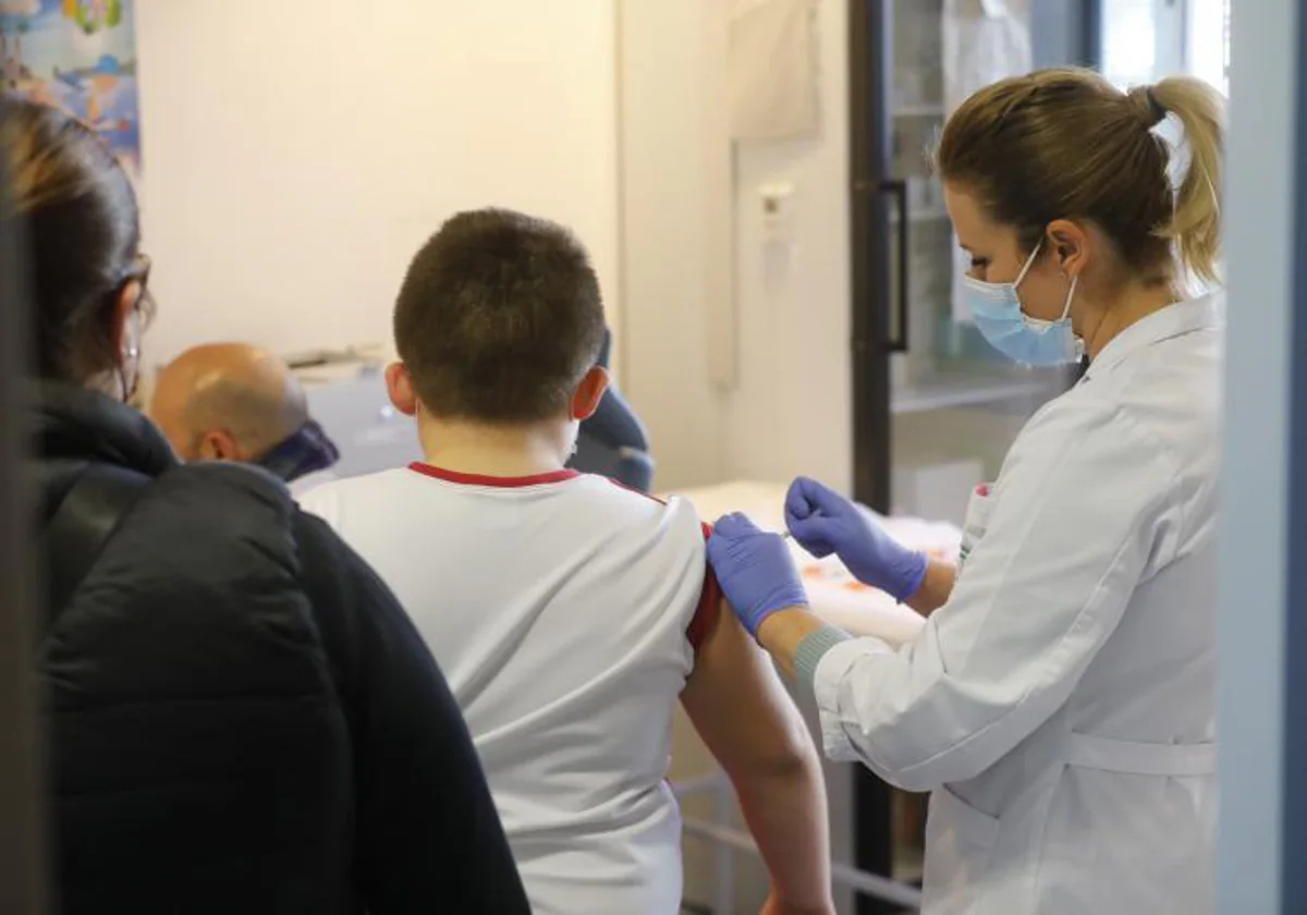 Vacunación de un joven en un centro sanitario