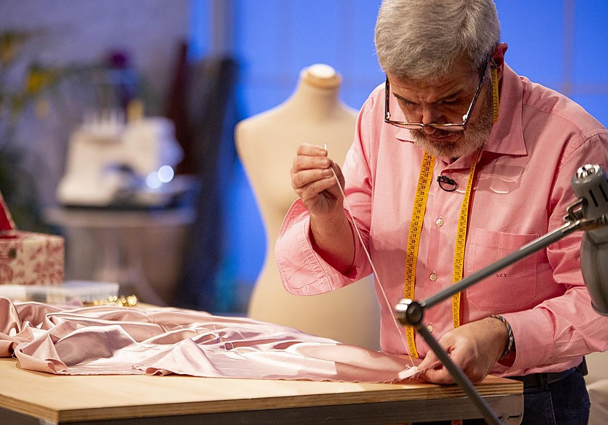 Lorenzo Caprile, durante uno de los programas de 'Maestros de la costura'