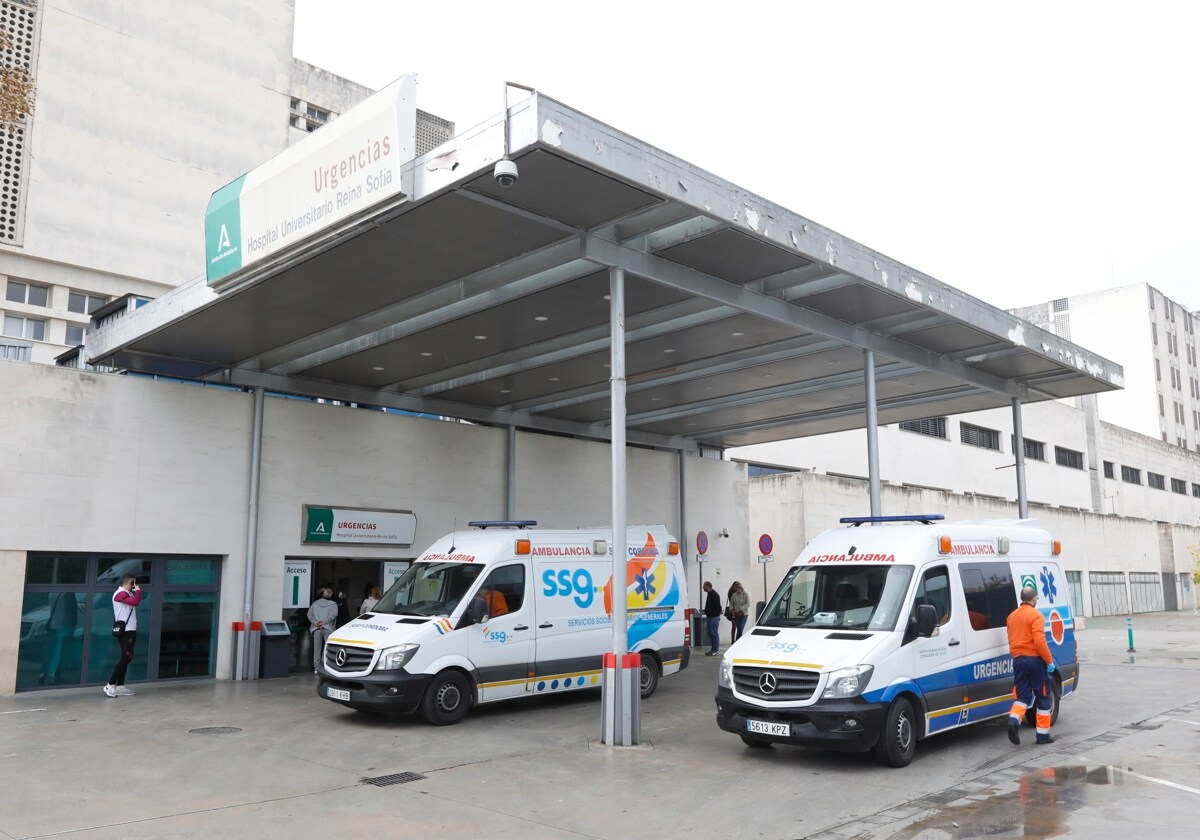 Flota de ambulancias en el Hospital Reina Sofía de Córdoba