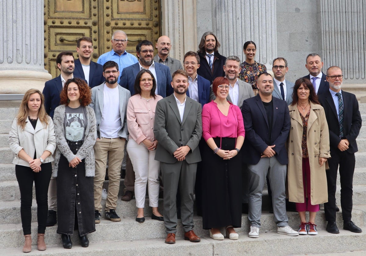 Diputados de Compromís, Sumar, Podemos, Bildu, ERC, Junts y BNG, frente al Congreso de los Diputados, este miércoles