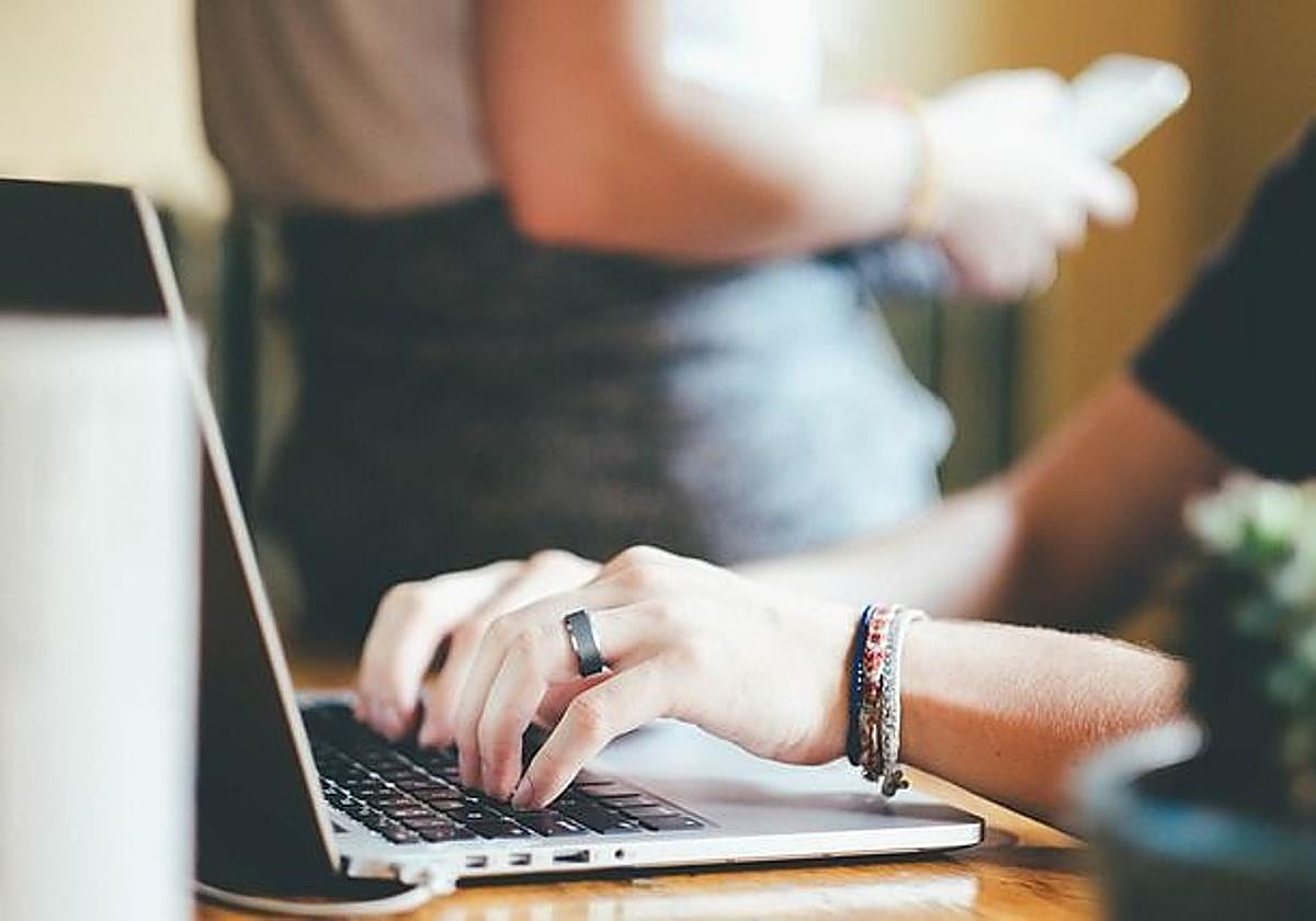 Una persona con un ordenador