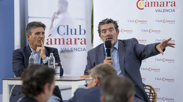 Imagen de Eduardo Alcalde y Julián Quirós durante el coloquio celebrado este miércoles en Valencia