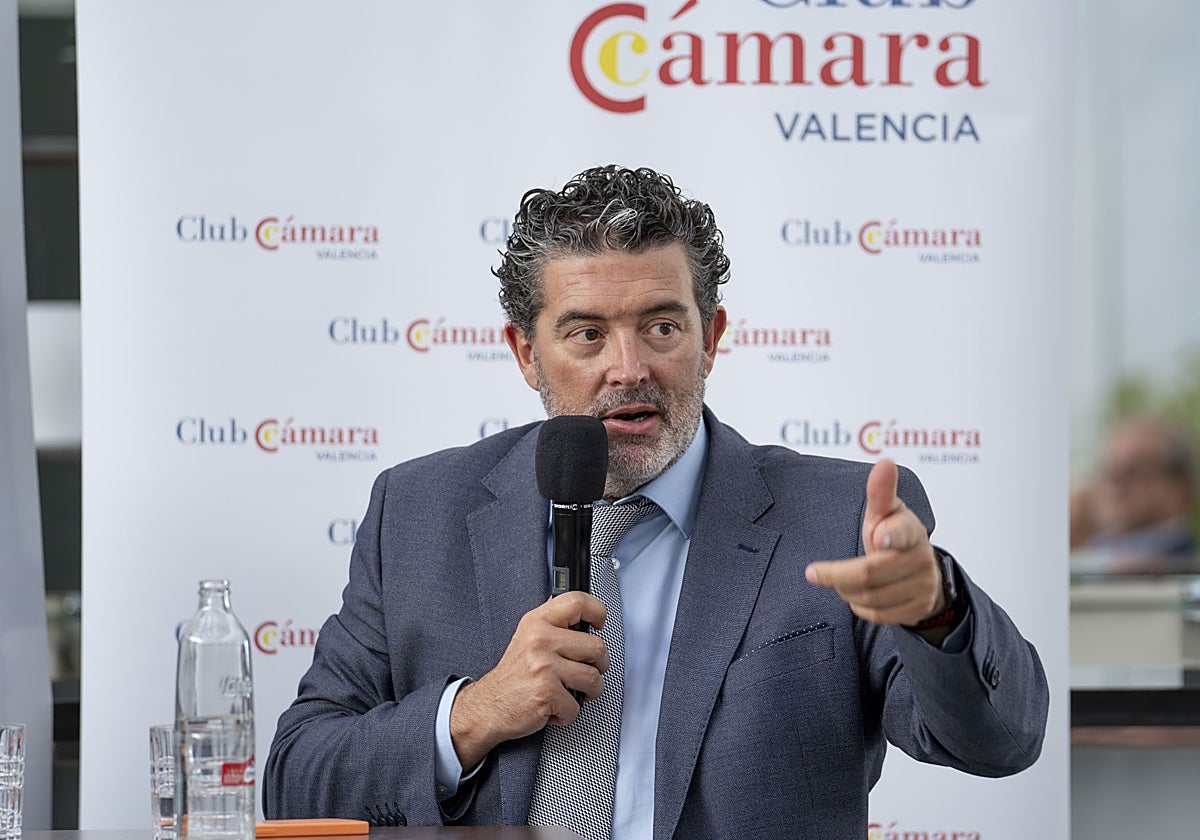 Imagen del director de ABC, Julián Quirós, durante la conferencia organizada por Club Cámara Valencia