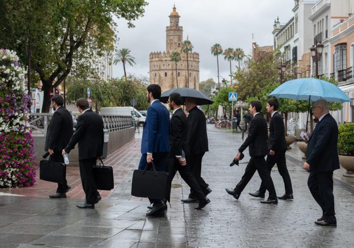 Viandantes en la calle Almirante Lobo, protegiéndose de la lluvia