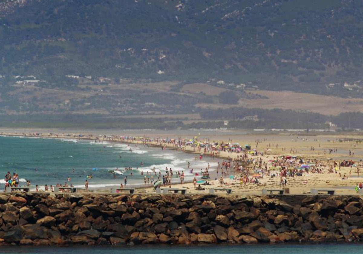 Imagen de archivo de la concurrida playa de Los Lances, en Tarifa