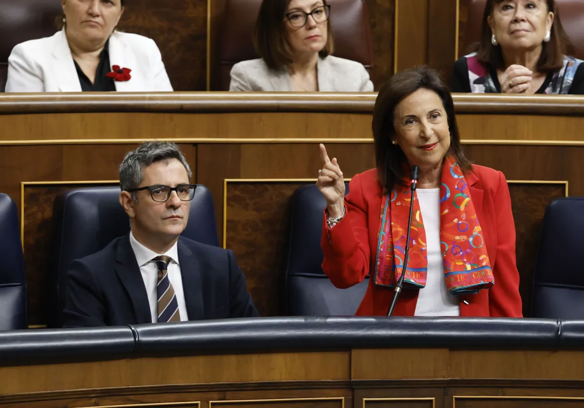 La ministra de Defensa, Margarita Robles, al lado del titular de Presidencia, Félix Bolaños