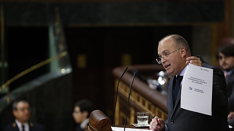 El portavoz del PP en el Congreso, Miguel Tellado, ha dirigido 55 preguntas a la vicepresidenta segunda y ministra de Trabajo, Yolanda Díaz, sobre cuestiones polémicas que rodean al Gobierno, durante una interpelación parlamentaria