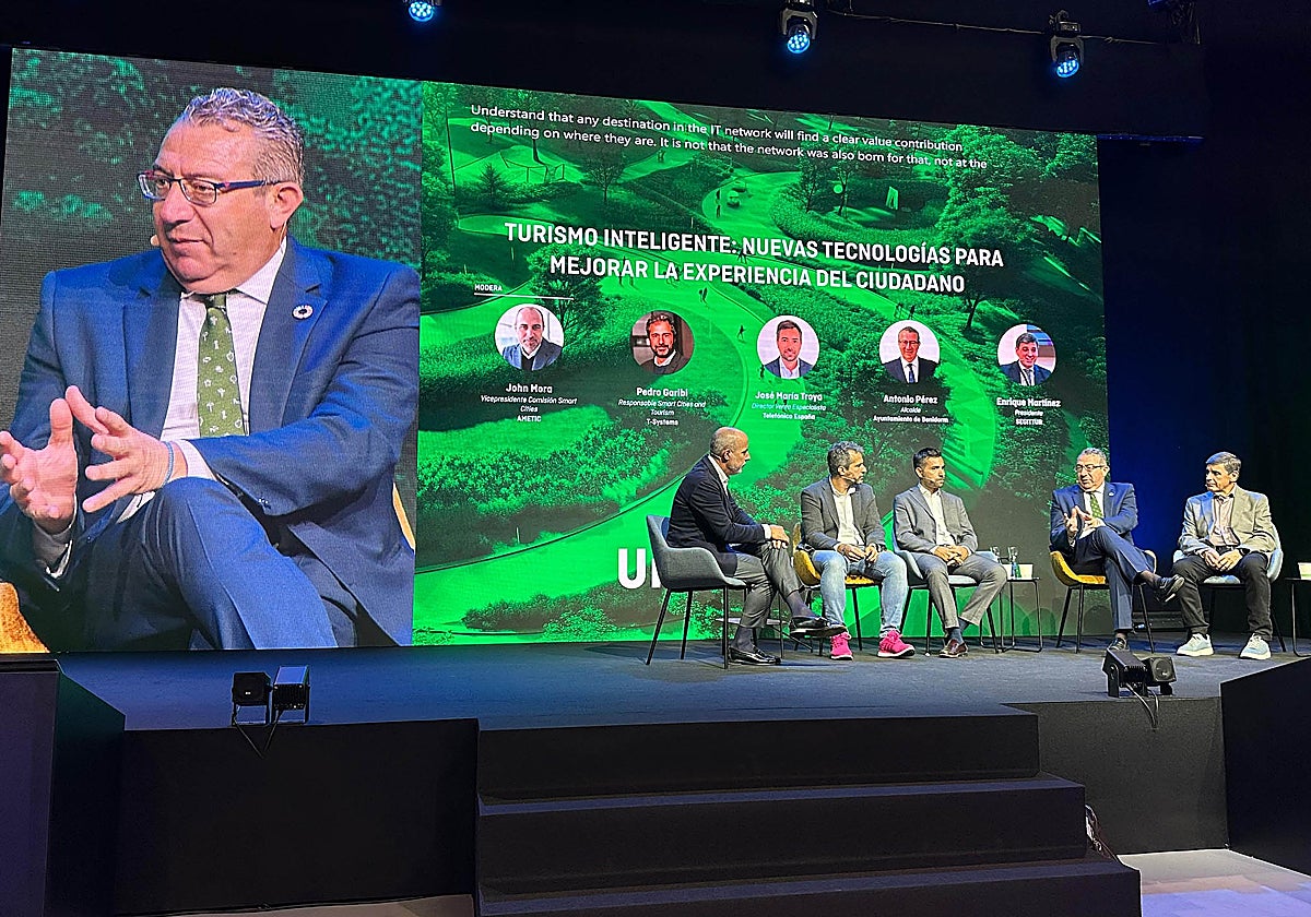 El presidente de la Diputación de Alicante y alcalde de Benidorm, Toni Pérez, interviene en un debate en las jornadas en Málaga