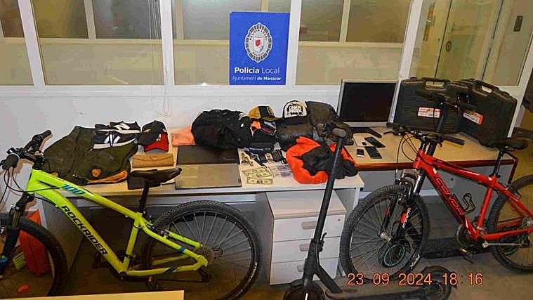 El okupa había sustraido objetos a los vecinos del barrio, incluyendo varias bicicletas, teléfonos móviles o un patinete