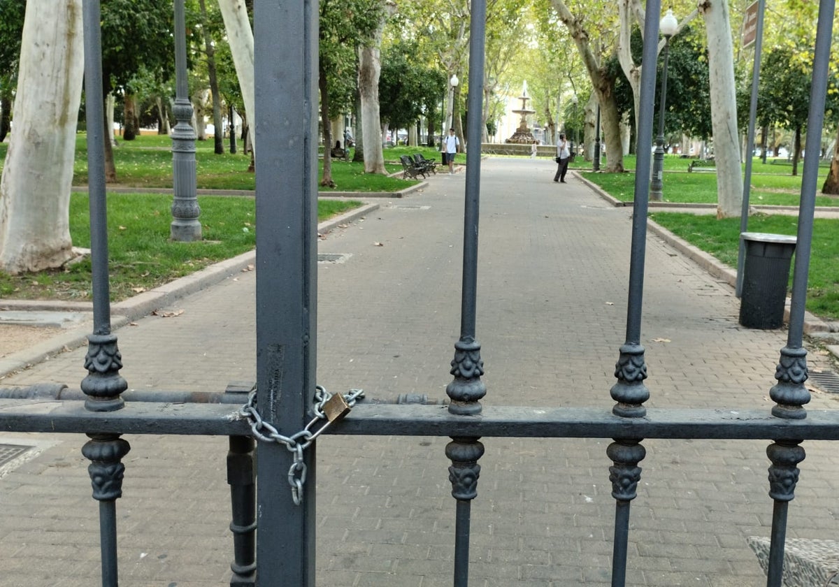 Uno de los accesos a los Jardines de Colón cerrado con candado