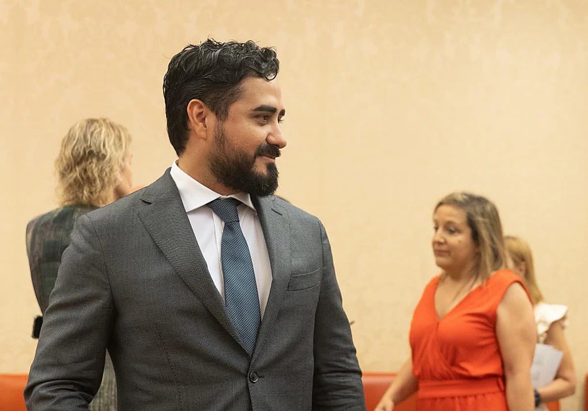 Alvise Pérez en acto de acatamiento a la Constitución