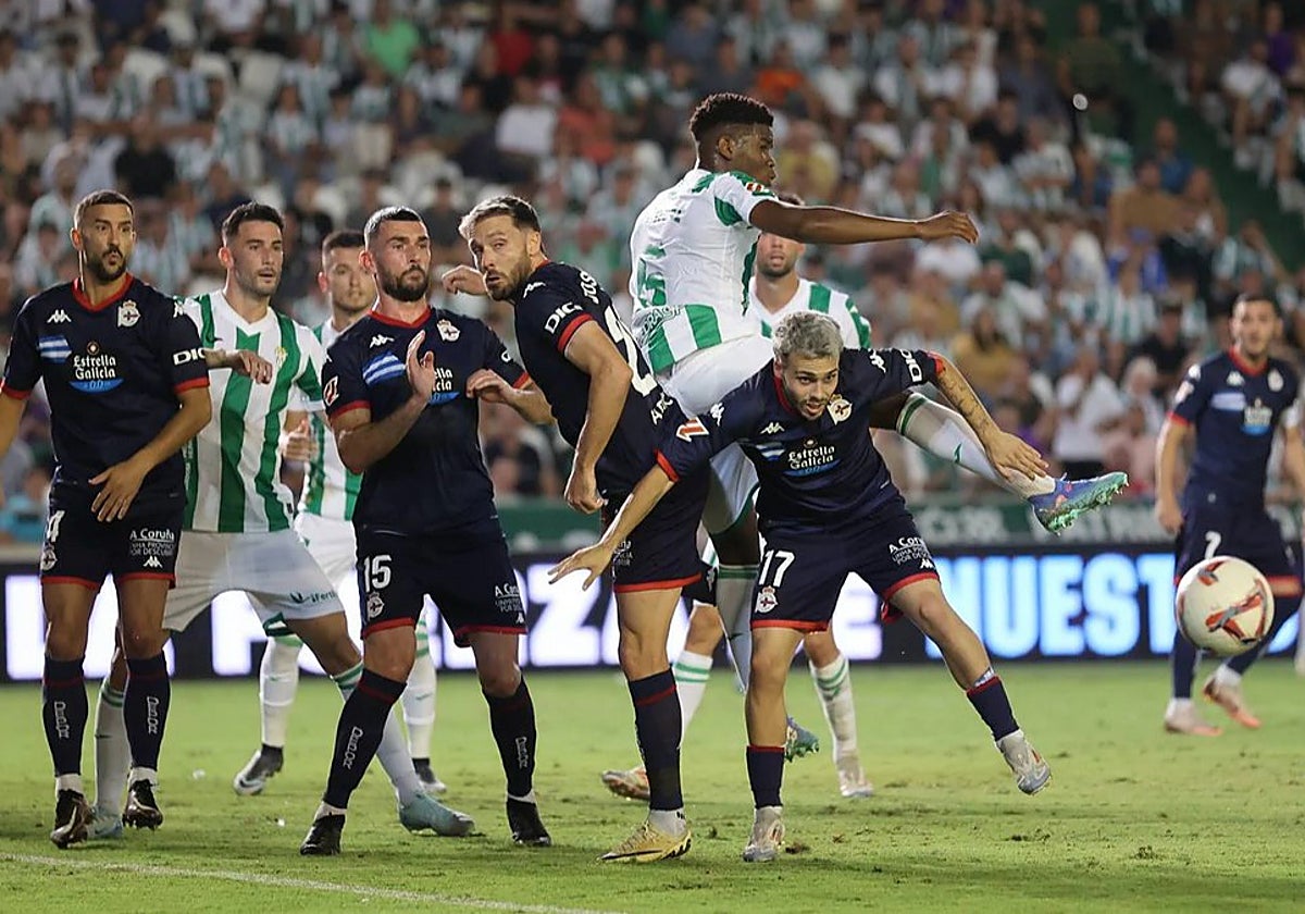 Marvel despeja el balón durante una jugada ante el Deportivo