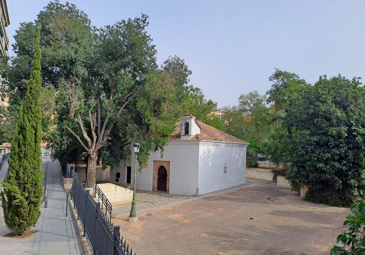 La ermita, muy discreta, está alejada de los puntos más turísticos y visitados de la ciudad