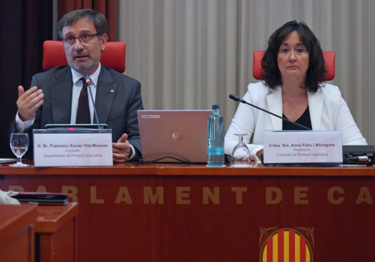 Francesc Xavier Vila, consejero de Política Lingüística, con la presidenta de la Comisión del ramo, Ana Feliu, durante su comparecencia parlamentaria, hoy