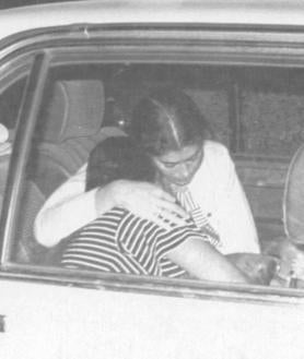 Imagen secundaria 2 - Arriba, Paquirri en la enfermería tras la cogida; sobre estas líneas, la ambulancia que lo trasladó y en la que falleció; a la derecha, Isabel Pantoja con un familiar rota de dolor tras el fallecimiento del torero