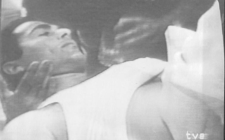 Imagen principal - Arriba, Paquirri en la enfermería tras la cogida; sobre estas líneas, la ambulancia que lo trasladó y en la que falleció; a la derecha, Isabel Pantoja con un familiar rota de dolor tras el fallecimiento del torero