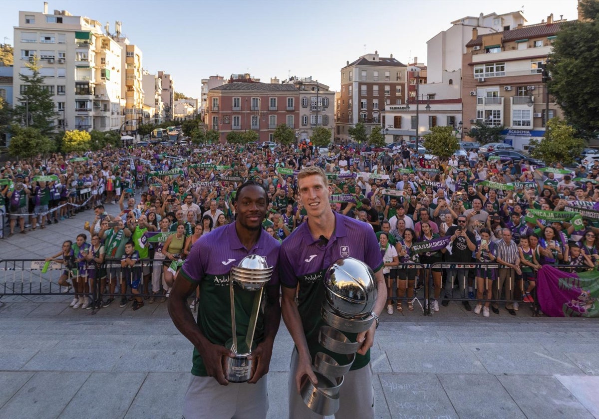 Kendrick Perry y Alberto Díaz con los trofeos en la celebración