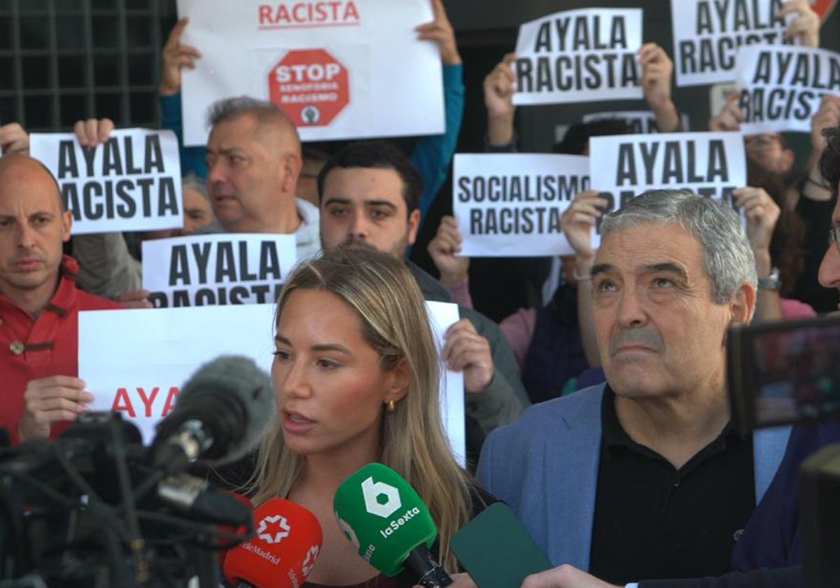 La portavoz del PP en Fuenlabrada, Noelia Núñez, junto al presidente del Movimiento contra la Intolerancia, Esteban Ibarra