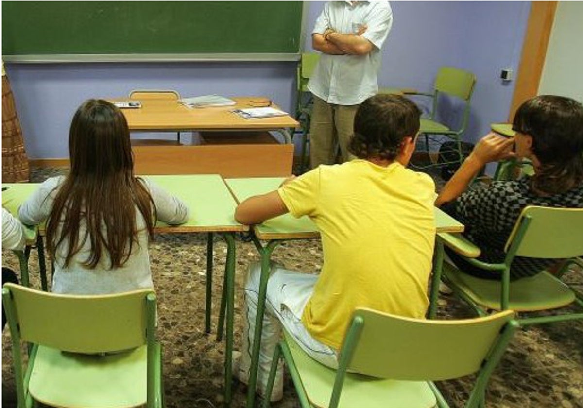 Un docente en un centro educativo de la Comunidad Valenciana