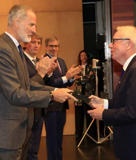 Imagen secundaria 2 - Don Felipe ha recibido un cálido recibimiento a su llegada a Soria, donde además de numerosos público, aguardaban los niños de dos colegios de Primaria de la ciudad (La Arboleda y Trilema) que han presentado sendos murales conmemorativos. A las puertas del Palacio de la Audiencia, donde se ha celebrado el acto, ya aguardaban también los Duques de Soria, Carlos Zurita y Margarita de Borbón, tíos del Rey. Además del I Permio Internacional del Hispanismo, el Monarca ha entregado al arquitecto británico David Chipperfield el título de 'Valedor del Hispanismo'