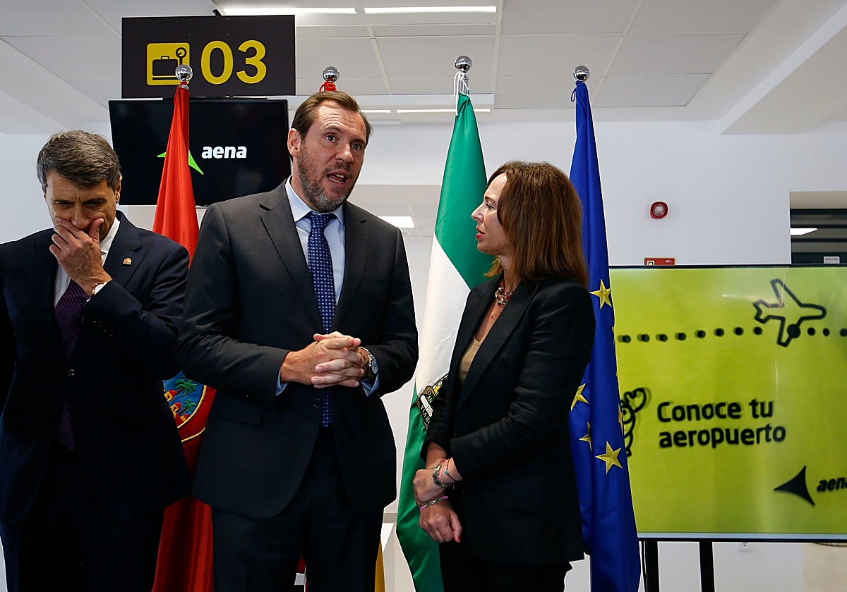 Óscar Puente y Rocío Díaz conversan en el aeropuerto de Córdoba este pasado mes de julio