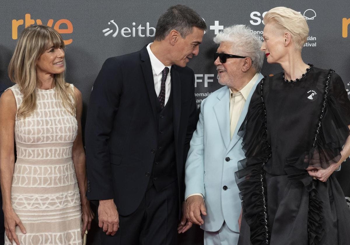 Pedro Sánchez, junto a su esposa, Begoña Gómez, Pedro Almodóvar y la actriz Tilda Swinton en el Festival de San Sebastián