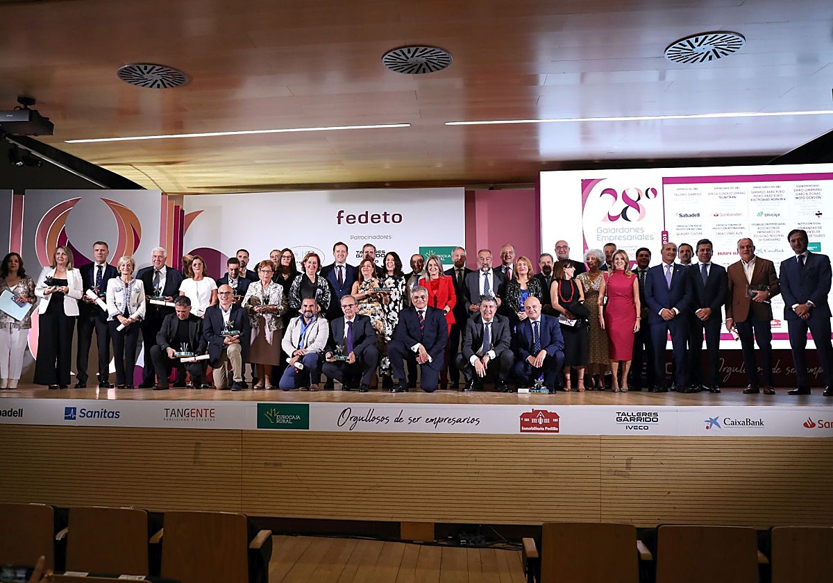 Foto de familia de los premiados