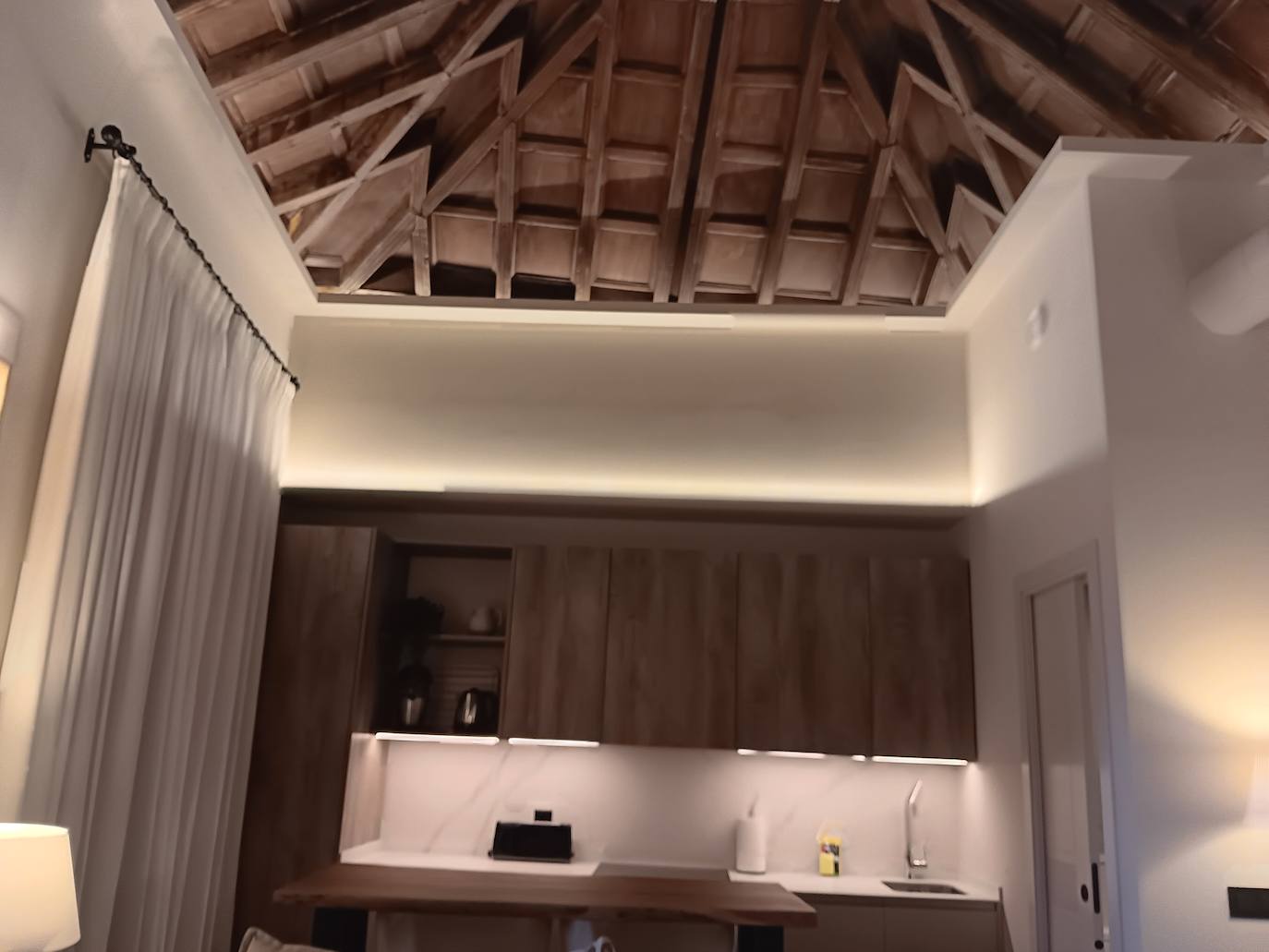Espectacular artesonado en uno de los apartamentos del complejo de la plaza del Potro