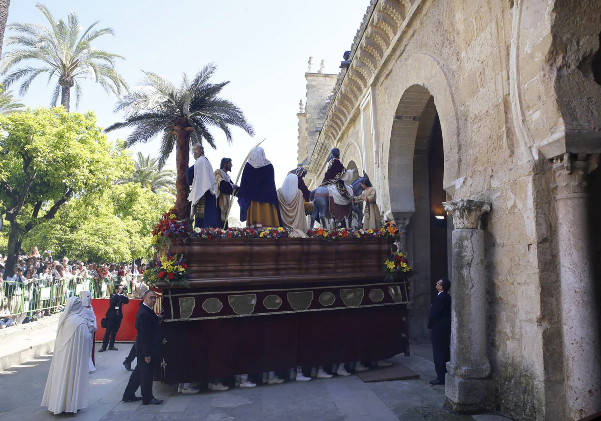 El paso de la Entrada Triunfal accede a la Catedral por la llamada segunda puerta o puerta de las cofradías