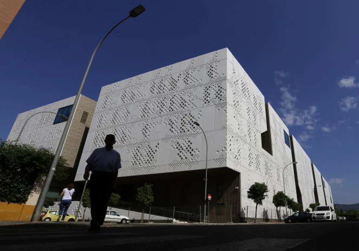 Un hombre pasea por las inmediaciones de la Ciudad de la Justicia