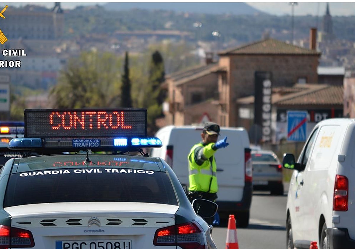 Motos, coches y uniformes, en la exposición sobre los 65 años de la Guardia Civil de Tráfico en la plaza del Ayuntamiento