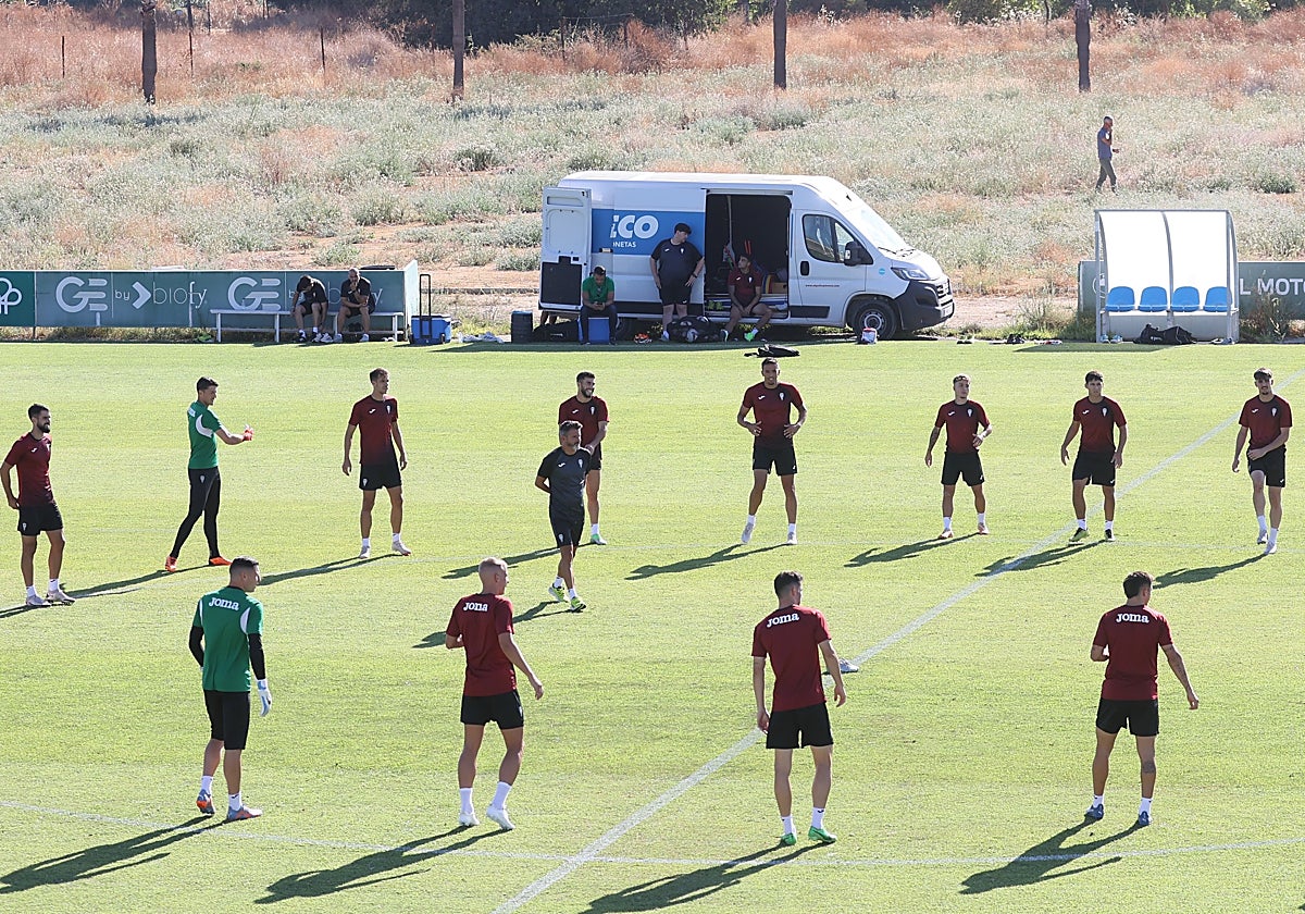 La plantilla del Córdoba se ejercita en la Ciudad Deportiva del club
