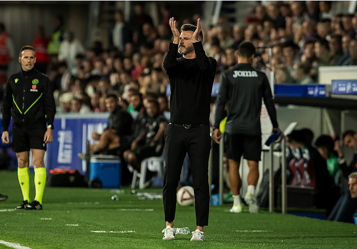 Iván Ania aplaude a sus jugadores desde la banda de El Alcoraz la pasada semana