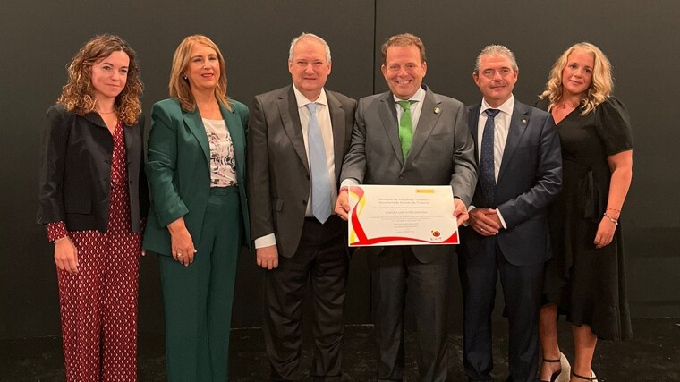 Foto de familia con el diploma que acredita la Semana Santa de Córdoba como Fiesta de Interés Turístico Nacional