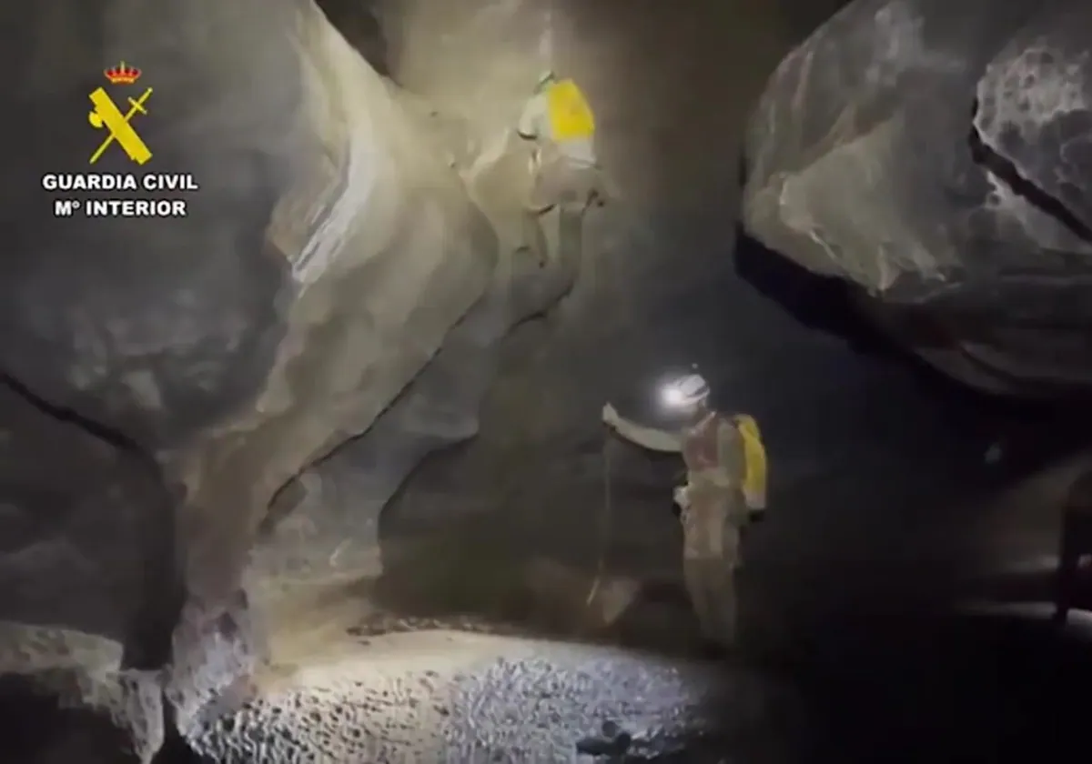 Espeleólogos en una cueva