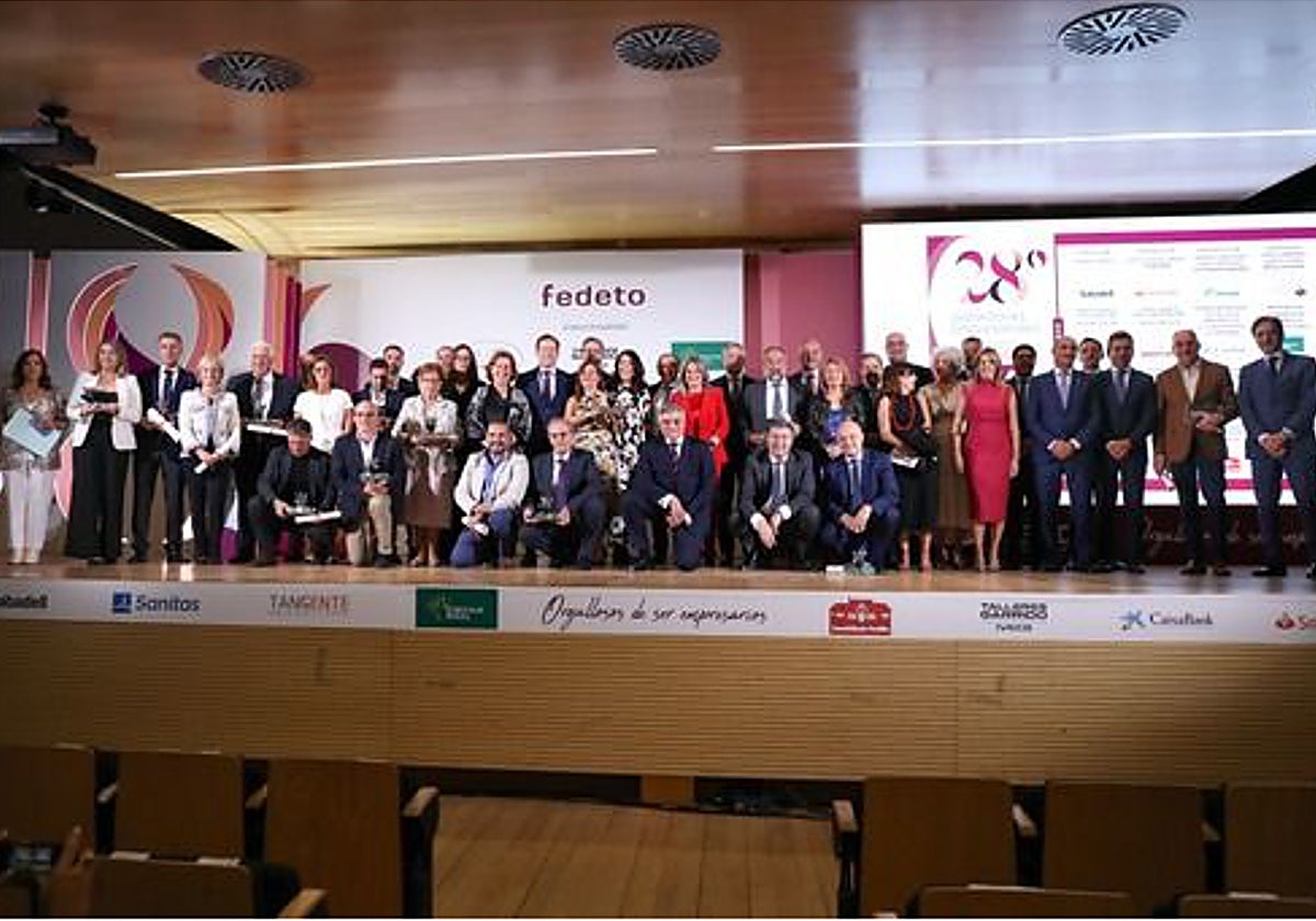 Foto de familia de las autoridades y los premiados de este año