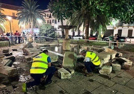 Una avería revienta la fuente de la plaza de La Magdalena de Córdoba