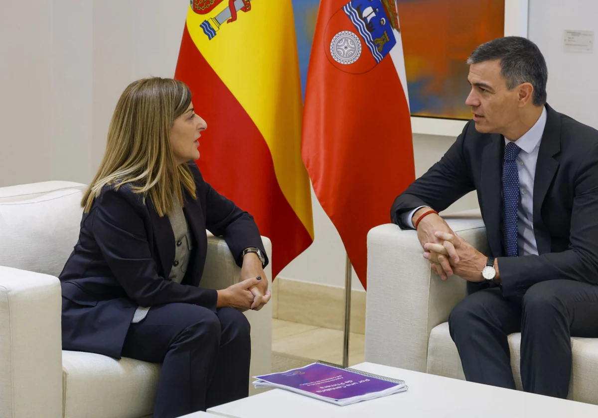 Pedro Sánchez y María José Sáenz de Buruaga en el Palacio de la Moncloa