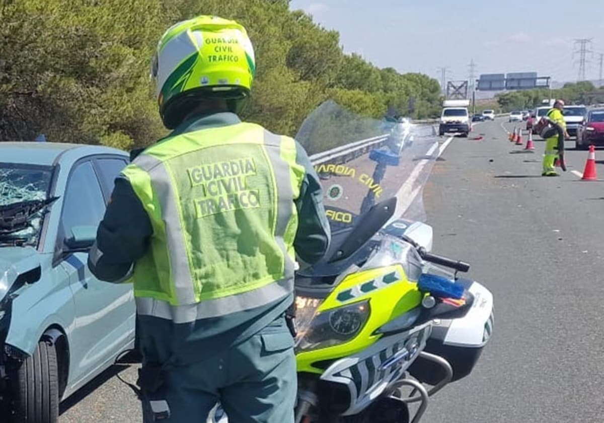 Un motorista de la DGT en la Autovía A-4 donde se ha producido el accidente