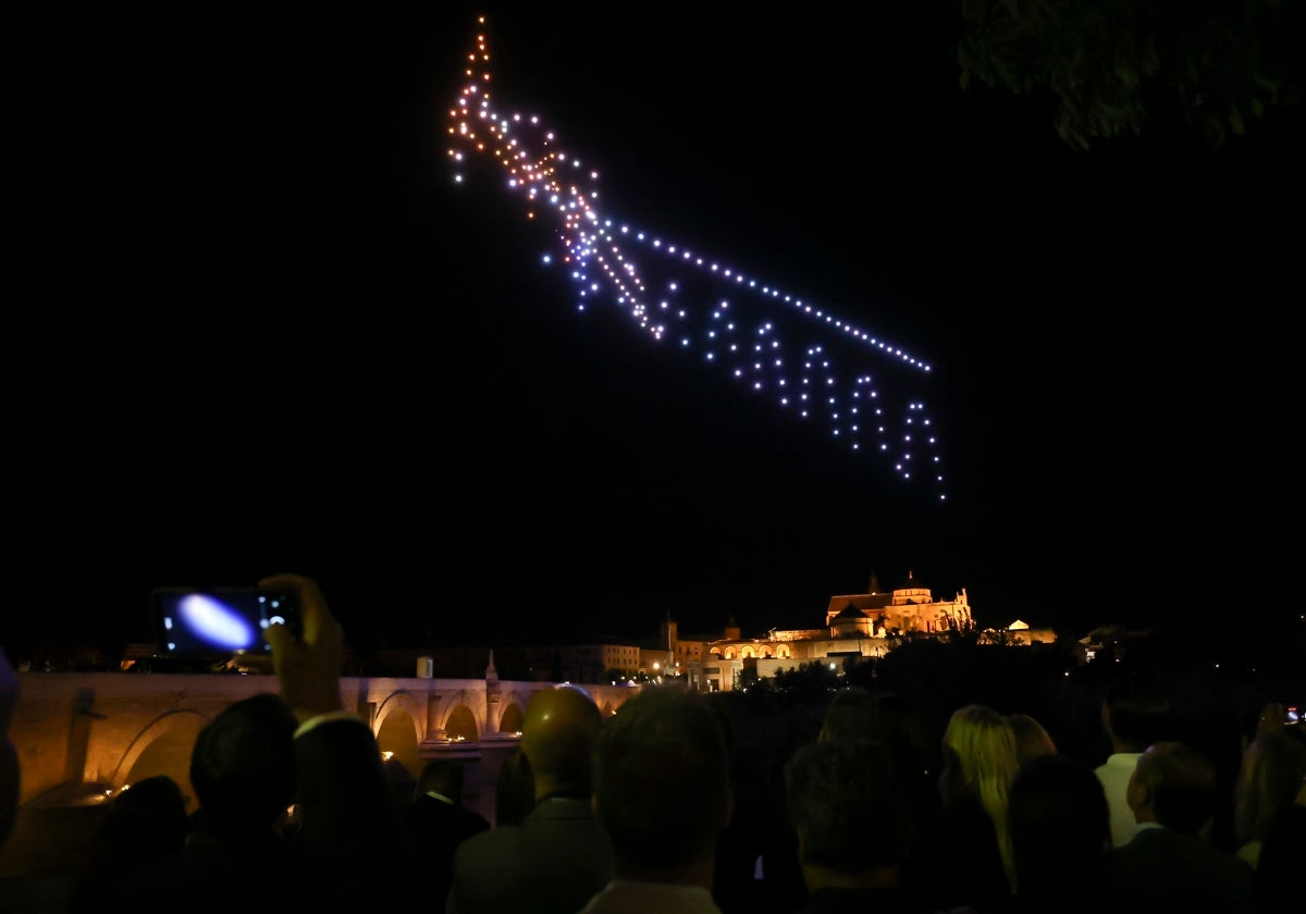 La silueta del Puente Romano con drones lumínicos sobre el propio paso histórico de Córdoba